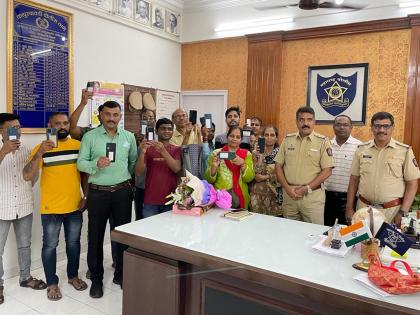 On the occasion of Diwali Thane Police returned the mobile phones of 21 complainants | दिवाळीच्या मुहूर्तावर ठाणे पोलिसांनी परत केले २१ फिर्यादींचे मोबाईल