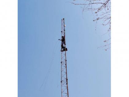 young man agitation by climbing on mobile tower in yavatmal collectorate | युवकाची जिल्हाधिकारी कार्यालयाच्या टॉवरवर चढून विरुगिरी; प्रशासनाची उडाली तारांबळ