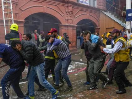 Siren sounded, health workers started carrying people on stretchers Mock drill in states near Pakistan border | सायरन वाजला, स्ट्रेचरवर लोकांना आरोग्य कर्मचारी घेऊन जाऊ लागले; पाकिस्तानच्या सीमेजवळ असलेल्या राज्यांमध्ये मॉक ड्रिल Siren sounded, health workers started carrying people on stretchers Mock drill in states near Pakistan border | सायरन वाजला, स्ट्रेचरवर लोकांना आरोग्य कर्मचारी घेऊन जाऊ लागले; पाकिस्तानच्या सीमेजवळ असलेल्या राज्यांमध्ये मॉक ड्रिल