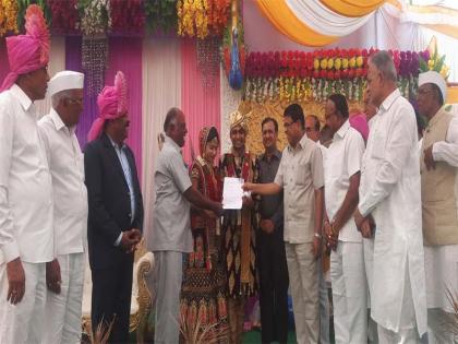 Marriage Registration Certificate in Bridal Party | मंडपातच वर-वधुच्या हाती विवाह नोंदणी प्रमाणपत्र