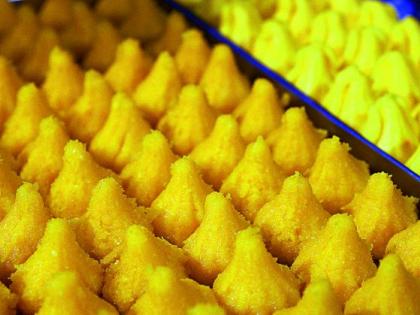 Various modak of indulgence to Shri Gangesha: Sales of two and a half thousand kg of Modakas every day | श्रीगणेशाला नानाविध मोदकांचा भोग : दररोज अडीच हजार किलो मोदकांची विक्री