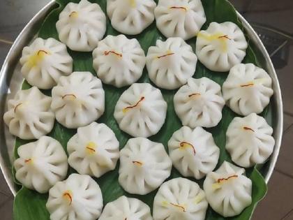 ganpati Bappa's Favorite Modaks Turnover Over 10 Lakhs; Modak also reached abroad | बाप्पाचा आवडत्या मोदकांची उलाढाल १० लाखांवर; परदेशातही पोहोचले मोदक