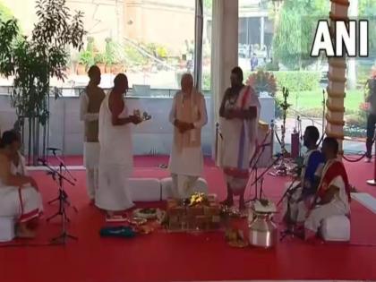 new parliament inauguration pm modi begins puja sarv dharm prathna receives sengol for installation know details | New Parliament : नव्या संसद भवनात केली सर्वधर्मीय प्रार्थना, जाणून घ्या कोणत्या धर्माचे धर्मगुरु होते सहभागी