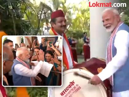 prime minister Narendra Modi tries his hands on a dhol in singapore | Narendra Modi : Video - सिंगापूरमध्ये पंतप्रधान मोदींचा अनोखा अंदाज; गणपती बाप्पा मोरया म्हणत वाजवला ढोल