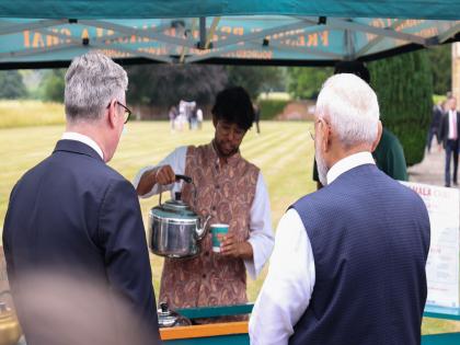 Who is young man Akhil Patel who served tea to PM Narendra Modi in London?; Has a special connection with India | पंतप्रधान नरेंद्र मोदींना लंडनमध्ये चहा पाजणारा 'हा' युवक कोण?; भारताशी आहे खास कनेक्शन Who is young man Akhil Patel who served tea to PM Narendra Modi in London?; Has a special connection with India | पंतप्रधान नरेंद्र मोदींना लंडनमध्ये चहा पाजणारा 'हा' युवक कोण?; भारताशी आहे खास कनेक्शन
