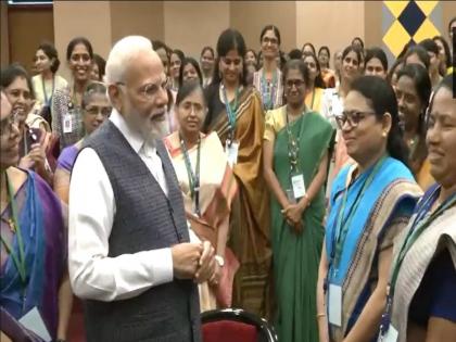 100 sisters traveled day and night to visit moon! | चांदोमामाच्या भेटीसाठी १०० बहिणी राबल्या दिवसरात्र!