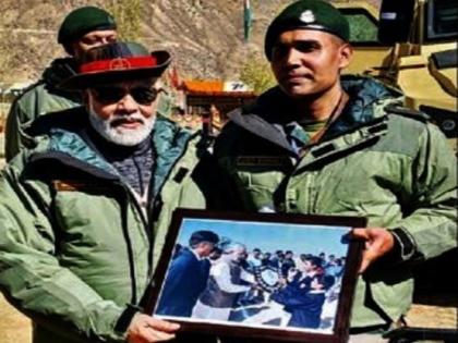 Army officer gifted a photo from 21 years ago, Modi is emotional! | लष्करी अधिकाऱ्याने २१ वर्षांपूर्वीचे छायाचित्र दिले भेट, मोदी भावुक!