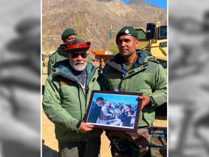 Pm Modi met major amit in Kargil whom he earlier met 21 years ago at sainik school balachadi Gujarat | Diwali in Kargil: PM Modi नी २१ वर्षांपूर्वी ज्याला दिली ढाल, तोच कारगिलमध्ये त्यांच्या पुढ्यात राहिला उभा