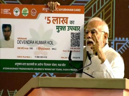 pm modi gave ayushman bharat cards to tribal people in shahdol madhya pradesh | 'ज्यांची स्वतःची हमी नाही त्यांच्यापासून सावधान'; मध्य प्रदेशातून पंतप्रधान मोदींचा काँग्रेसवर हल्लाबोल