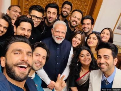 SEE PICS : जादू की झप्पी ते सेल्फी...! बॉलिवूडकरांनी घेतली पंतप्रधान नरेंद्र मोदींची भेट!!