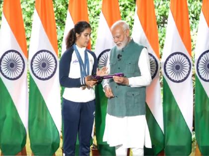 PM Narendra Modi meets the Indian contingent that participated in Paris Olympics 2024, at his residence. | पॅरिस ऑलिम्पिकमध्ये सहभागी झालेल्या खेळाडूंनी घेतली पंतप्रधान नरेंद्र मोदींची भेट!