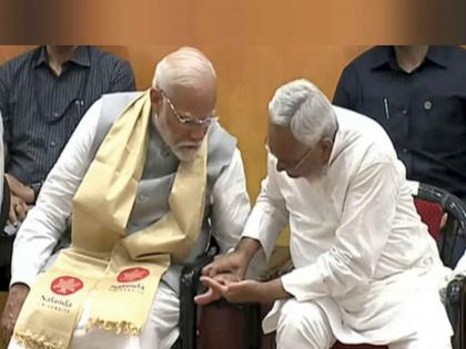 What was Nitish Kumar looking at while holding Prime Minister Narendra Modi's finger VIDEO VIRAL | पंतप्रधान नरेंद्र मोदी यांचं बोट पकडून काय बघत होते नितीश कुमार? VIDEO व्हायरल