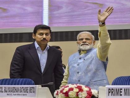 pm modi leaves program after rajyavardhan singh rathore gives information about pakistan activity | राज्यवर्धन राठोड यांच्या इशाऱ्यानंतर मोदींच्या चेहऱ्यावरील भाव बदलले; कार्यक्रम सोडून तडक निघाले