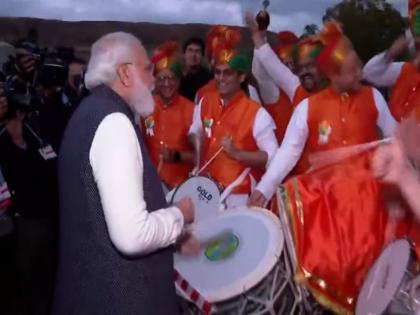 Prime Minister Narendra Modi interacts with members of the Indian community and plays drums in scotland | पंतप्रधानांची बातच न्यारी; स्कॉटलंडमध्ये वाजवले ढोल, नरेंद्र मोदींचे भारतीयांकडून जंगी स्वागत