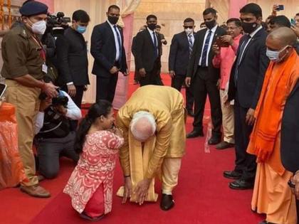 pm modi stopped divyang woman from touching his feet and touches her feet in varanasi | ...अन् पंतप्रधान मोदींनी तिचे पाय धरले; जाणून घ्या त्यावेळी नेमके काय घडले