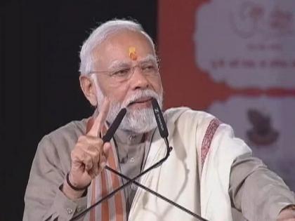 Video Narendra Modi urges people to climb down from tower during telangana rally | Video - "मला खूप दुःख होईल"; नरेंद्र मोदींनी थांबवलं भाषण, लोकांना केली 'ही' विनंती