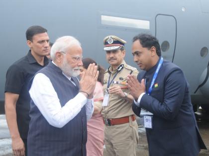 Welcome to Prime Minister Narendra Modi at Jalgaon Airport | पंतप्रधान नरेंद्र मोदी यांचे जळगाव विमानतळावर स्वागत