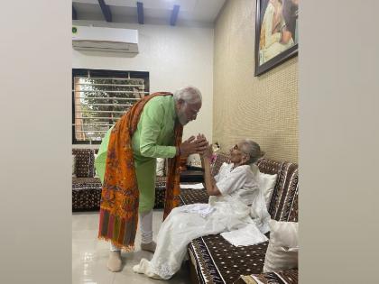 gujarat assembly election prime minister narendra modi arrives at the residence of his mother heeraben modi in gandhinagar | पंतप्रधान मोदींनी आईची घेतली भेट, आशीर्वाद घेतले, उद्या अहमदाबादमध्ये मतदान करणार