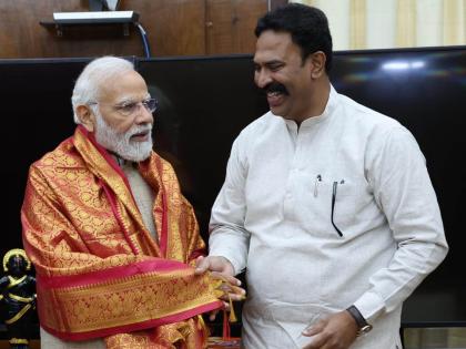 MPs of Madha Ranjitsingh Naik Nimbalkar Met PM Narendra Modi; Assistance sought for 55 irrigation projects in Western Maharashtra | माढ्याच्या खासदारांनी घेतली पंतप्रधान मोदींची भेट; पश्चिम महाराष्ट्रातील ५५ सिंचन प्रकल्पासाठी मागितली मदत