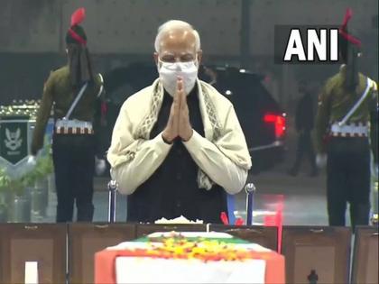 CDS Bipin Rawat Death Latest Updates: PM Narendra Modi paying tribute to CDS General Bipin Rawat and 11 others helicopter crash | CDS Bipin Rawat Death Latest Updates: अखेरचा हा तुला दंडवत! मुलगी ढसाढसा रडली, मोदींनी घेतले सीडीएस रावत यांचे अंत्यदर्शन