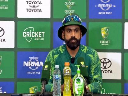 Mohammad Hafeez misses flight to Sydney after running late ahead of 3rd test match between aus vs pak | PAK vs AUS: बायकोसोबत कॉफी पीत बसला, संघाच्या संचालकाचे विमान चुकले; पाकिस्तानची फजिती