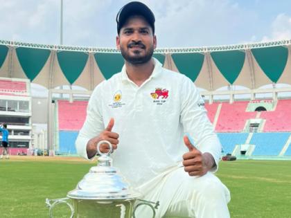 inspirational story mohammad juned khan driven a rickshaw to bkc that where the cricket journey started | बीकेसीमध्ये रिक्षा चालवली, तिथेच सुरू झाला क्रिकेट प्रवास