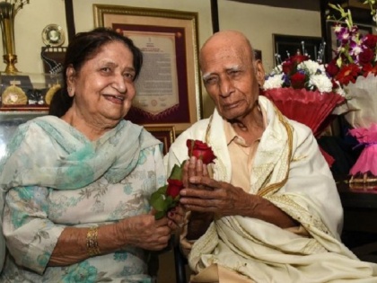 veteran music composer khayyam passes away when jagjit kaur felt that khayyam was stalking her | खय्याम यांच्या निधनाने बॉलिवूडवर शोककळा, मजेदार होती पत्नीसोबतची पहिली भेट