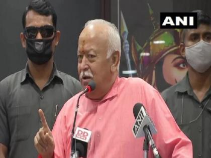 As long as we depend on China we will have to bow to them rss chief Mohan Bhagwat independence day speech | जोपर्यंत चीनवर अवलंबून राहू तोपर्यंत त्यांच्यासमोर झुकावं लागेल : मोहन भागवत