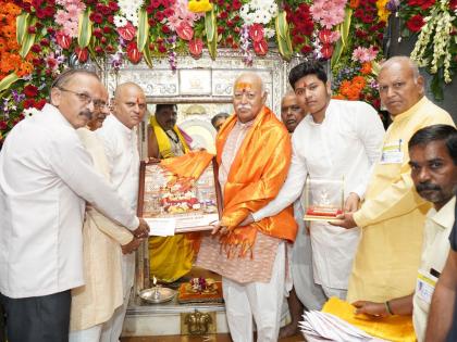 Sarsangchalak Mohan Bhagwat visited Swami Samarth Maharaj in Akkalkot today during his visit to Solapur | सरसंघचालक मोहन भागवत आज सोलापूर दौर्‍यावर, अक्कलकोटमधील स्वामी समर्थ महाराजांचे घेतले दर्शन