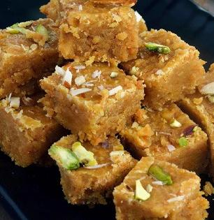 गोकुळाष्टमी स्पेशल : नैवेद्याला हवाच मनमोहक पारंपरिक पदार्थ, पाहा घरी मोहनथाळ करण्याची सोपी रेसिपी...