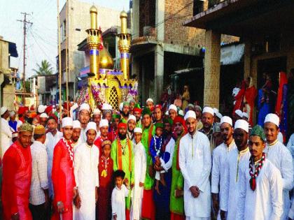 Moharrama everywhere in the cave, coffin and tajiya | मोहरम सर्वत्र उत्साहात, ताबूत, ताजिया यांच्याही ठिकठिकाणी मिरवणूका