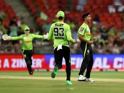 Pakistan bowler Mohammad Hasnain becoming the first bowler in BBL history to take three wickets in their first over in the competition, Video  | BBL : पाकिस्तानच्या १९ वर्षीय गोलंदाजाचा पराक्रम, पदार्पणात पहिल्याच षटकात तीन विकेट्स घेत नोंदवला विक्रम, Video