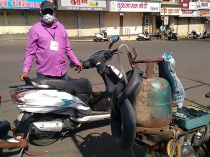  Vehicle puncture there Mohite uncle! | अत्यावश्यक सेवेतील योद्धांना मोठा दिलासा । गाडी पंक्चर तिथं मोहिते काका हजर!