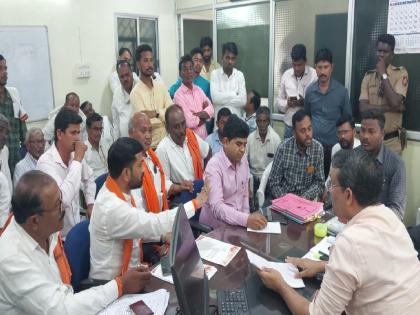 Shiv Sena Thackeray faction protets in Agriculture Office Crop insurance scam, demand to file a case against the surveyor | शिवसेना ठाकरे गटाचा कृषी कार्यालयात ठिय्या; पीक विम्याचा घोळ, सर्व्हेअरवर गुन्हा दाखल करण्याची मागणी