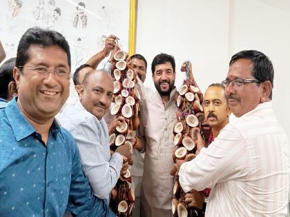 Minister Muralidhar Mohol felicitated Kolhapuri style by his classmate | मंत्री मुरलीधर मोहोळ यांचा वर्गमित्राकडून 'कोल्हापुरी स्टाईल' सत्कार