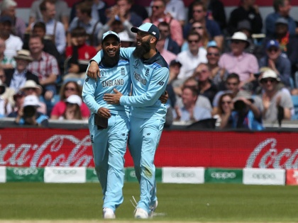ICC World Cup 2019 : Reason why Moeen Ali, Adil Rashid walked off from England's World Cup celebrations? | ICC World Cup 2019 : इंग्लंडच्या सेलिब्रेशनमधून मोईन अली, आदिल रशीद यांचा काढता पाय, कारण...