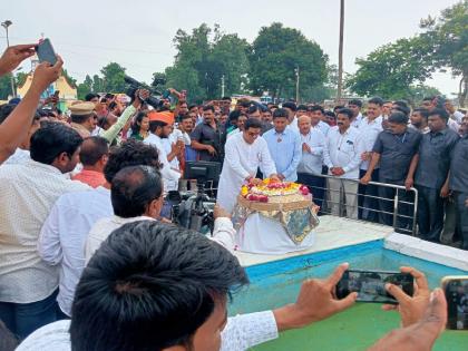 Raj Thackeray Mission Vidarbha : Visited the mausoleum of Rashtrasant Tukdoji Maharaj in Mojhri Amravati | राज ठाकरे अमरावती दौऱ्यावर; मोझरी येथे राष्ट्रसंत तुकडोजी महाराजांच्या महासमाधीचं घेतलं दर्शन