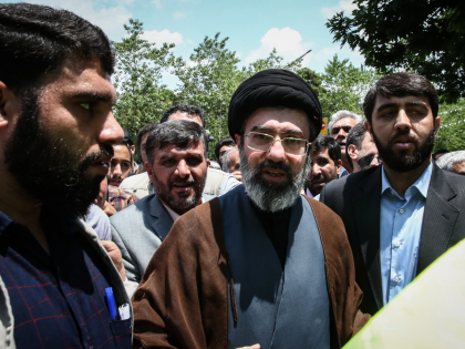 Around the world: who is mojtaba khamenei Supreme Leader with a calm head | जगभर : मुजतबा खामेनेई : ‘शांत’ डोक्याचा ‘सुप्रीम लीडर’!