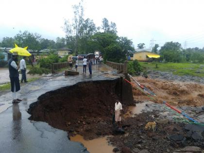 Road caves in Palghar's Mokhada, vehicular traffic to Nashik disconnected | Video - मोखाड्यात मुसळधार पाऊस; मोखाडा-त्र्यंबकेश्वर रस्ता खचला