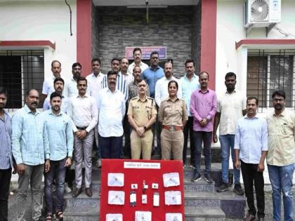 Two inn goons arrested for selling pistols and live cartridges after breaking curfew after being released on bail from Mokka | साताऱ्यात ‘मोक्का’तील गुंडांकडून सहा पिस्टल जप्त Two inn goons arrested for selling pistols and live cartridges after breaking curfew after being released on bail from Mokka | साताऱ्यात ‘मोक्का’तील गुंडांकडून सहा पिस्टल जप्त