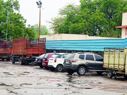 Commercial vehicles parking in Mokshadham Ghat | नागपुरातील मोक्षधाम घाटाच्या वाहन पार्किंगमध्ये व्यावसायिक वाहने