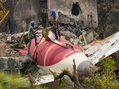 Air India Plane Crash: A tiffin vendor saved the lives of 80 doctors during the Ahmedabad plane crash | Air India Plane Crash: अहमदाबाद विमान दुर्घटनेवेळी एका टिफिनवाल्याने वाचवला ८० डॉक्टरांचा जीव Air India Plane Crash: A tiffin vendor saved the lives of 80 doctors during the Ahmedabad plane crash | Air India Plane Crash: अहमदाबाद विमान दुर्घटनेवेळी एका टिफिनवाल्याने वाचवला ८० डॉक्टरांचा जीव