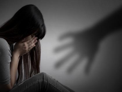 Obscene behavior with a minor girl; Filed a crime of atrocity with molestation | अल्पवयीन मुलीसोबत अश्लिल वर्तन; विनयभंगासह अ‍ॅट्रॉसिटीचा गुन्हा दाखल 