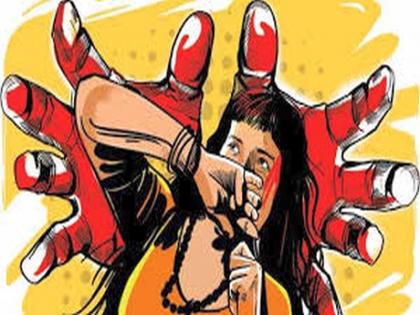 The woman was forced to sit in a rickshaw and molest her | महिलेला बळजबरीने रिक्षात बसवून विनयभंग The woman was forced to sit in a rickshaw and molest her | महिलेला बळजबरीने रिक्षात बसवून विनयभंग