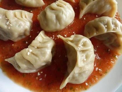 Momos are dangerous for health, know how | मोमोज खाण्याआधी हे वाचाल, तर फायद्यात राहाल!