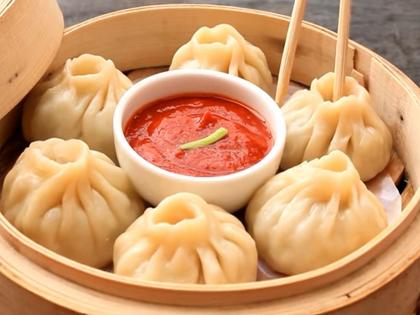 hyderabad woman dead after eating momos fifteen people fall ill in banjara hills | बापरे! स्ट्रीट फूड स्टॉलवर मोमोज खाणं बेतलं जीवावर; महिलेचा मृत्यू, १५ जण पडले आजारी