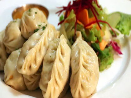 neither spicy nor fried the fun of eating steamed momos in a few minutes is different in pune | Tasty Katta : ना तिखट, ना तळलेले; पाण्याच्या वाफेवर काही मिनिटात तयार मोमोज खाण्याची मजाच वेगळी