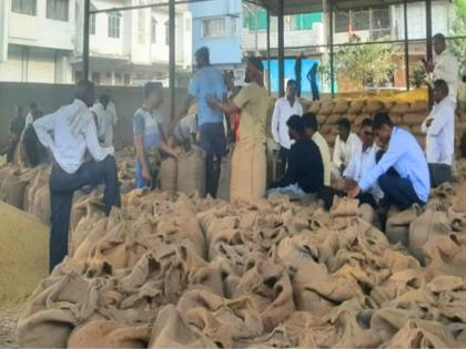 Soyabean, turmeric price decreased; A productive farmer came to cry | सोयाबीन दराची घसरगुंडी, हळदही गडगडली; उत्पादक शेतकरी रडकुंडीला आला