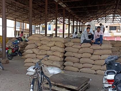 Transactions in six market committees of Hingoli district have come to a standstill against the amendment in the Marketing Act | पणन कायद्यातील दुरूस्ती विरोधात हिंगोली जिल्ह्यातील सहा बाजार समित्यातील व्यवहार बंद