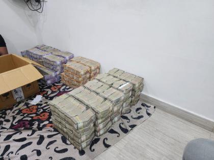 More money in the trunk than the car costs As many as 3 crore 42 lakh seized from Hadapsar | कारच्या किमतींपेक्षा जास्त पैसे डिक्कीत; हडपसरमधून तब्बल ३ कोटी ४२ लाख जप्त